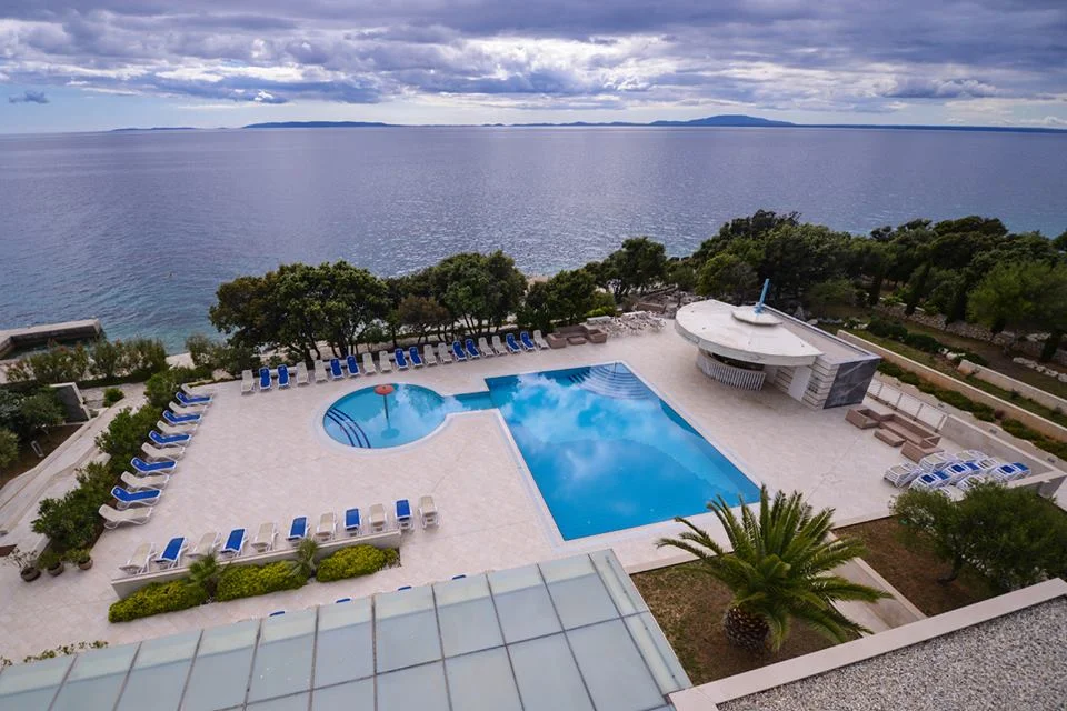 4* dovolená na chorvatském ostrově Pag: all inclusive i bazény, 2 děti zdarma