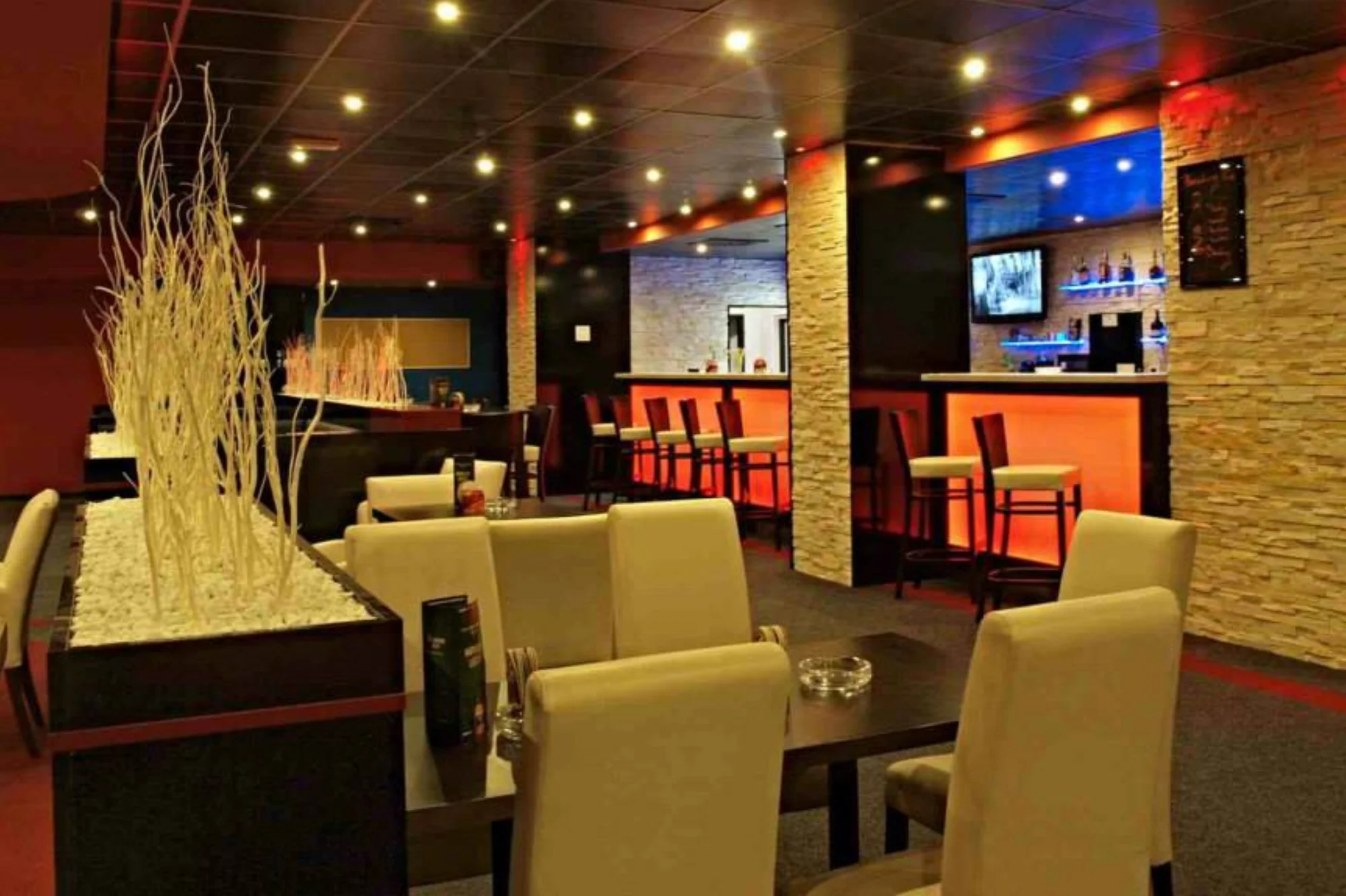 1 nebo 2 hodiny bowlingu až pro 8 osob vč. obuvi: moderní dráhy v hotelu Palcát