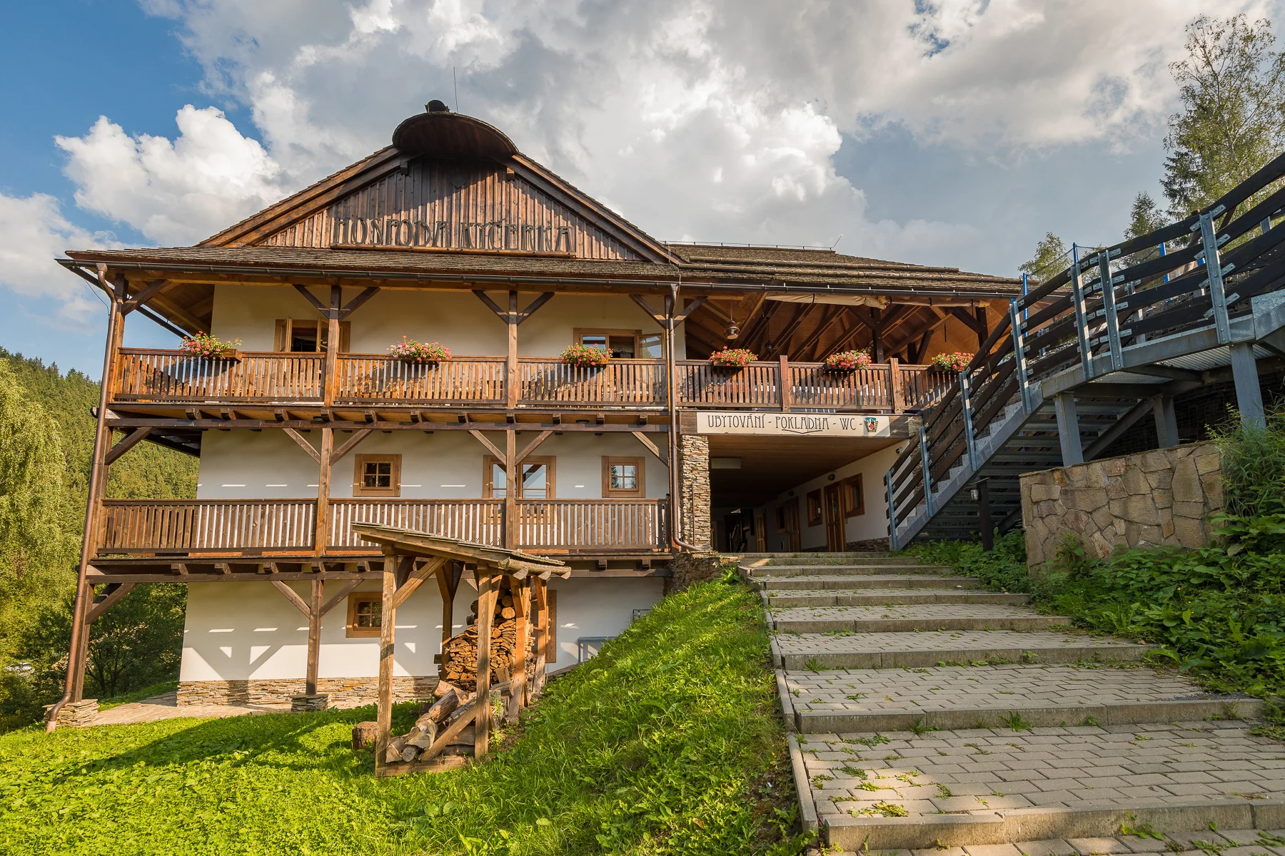 Tradiční ubytování v Beskydech: krásné apartmány až pro 6 osob a vstup do bazénů