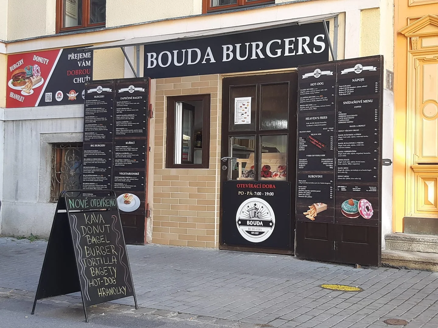 Burger menu: 100% hovězí z českého chovu, americká BBQ omáčka, hranolky i nápoj, 2 pobočky