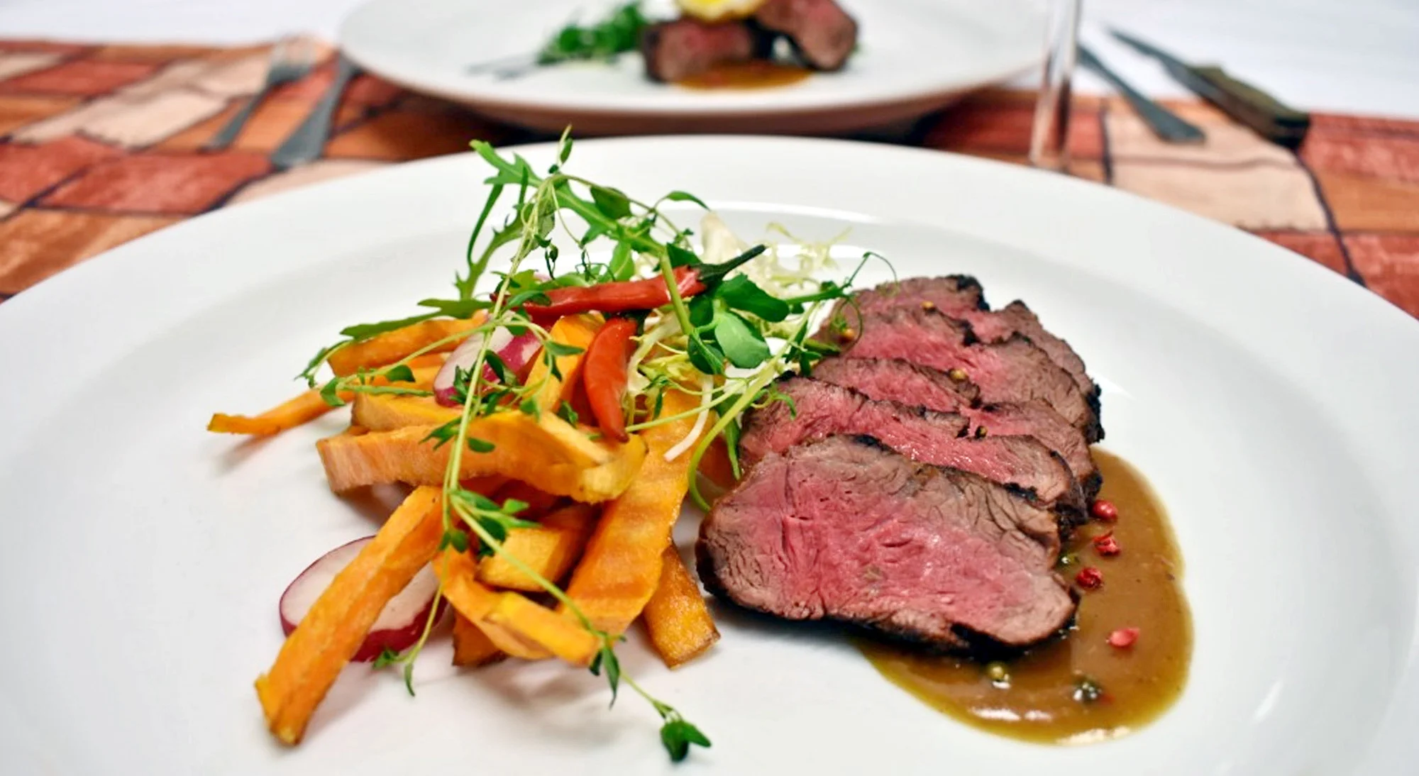 5chodové menu se dvěma druhy steaků, kachními prsíčky a pralinkou pro 2 osoby