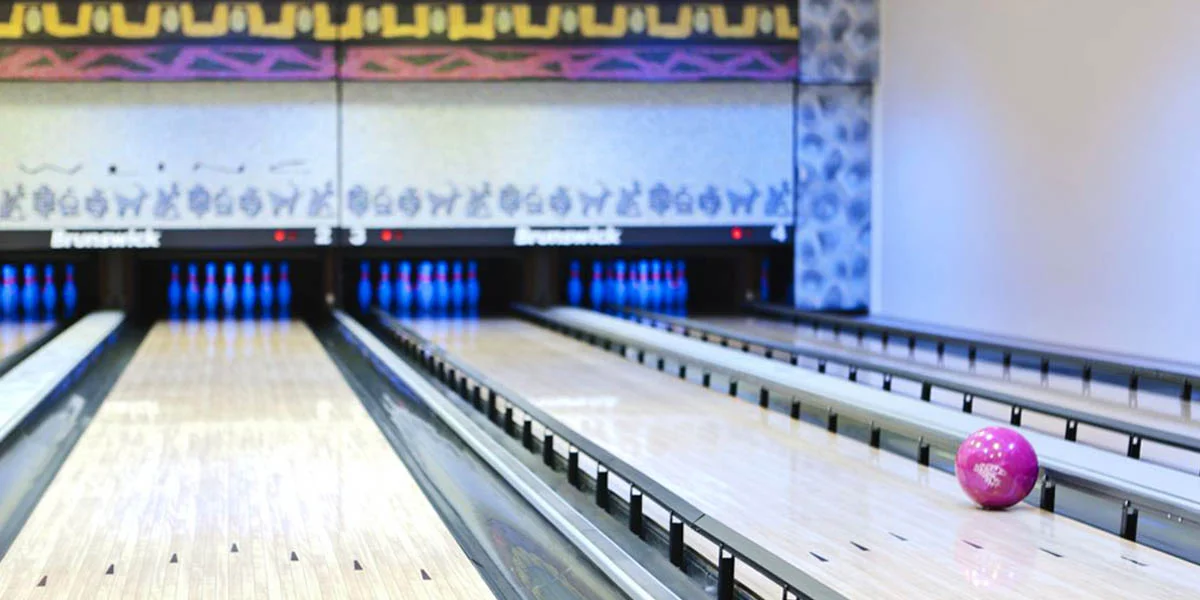 Zábava pro velké i malé: hodina bowlingu až pro 10 osob