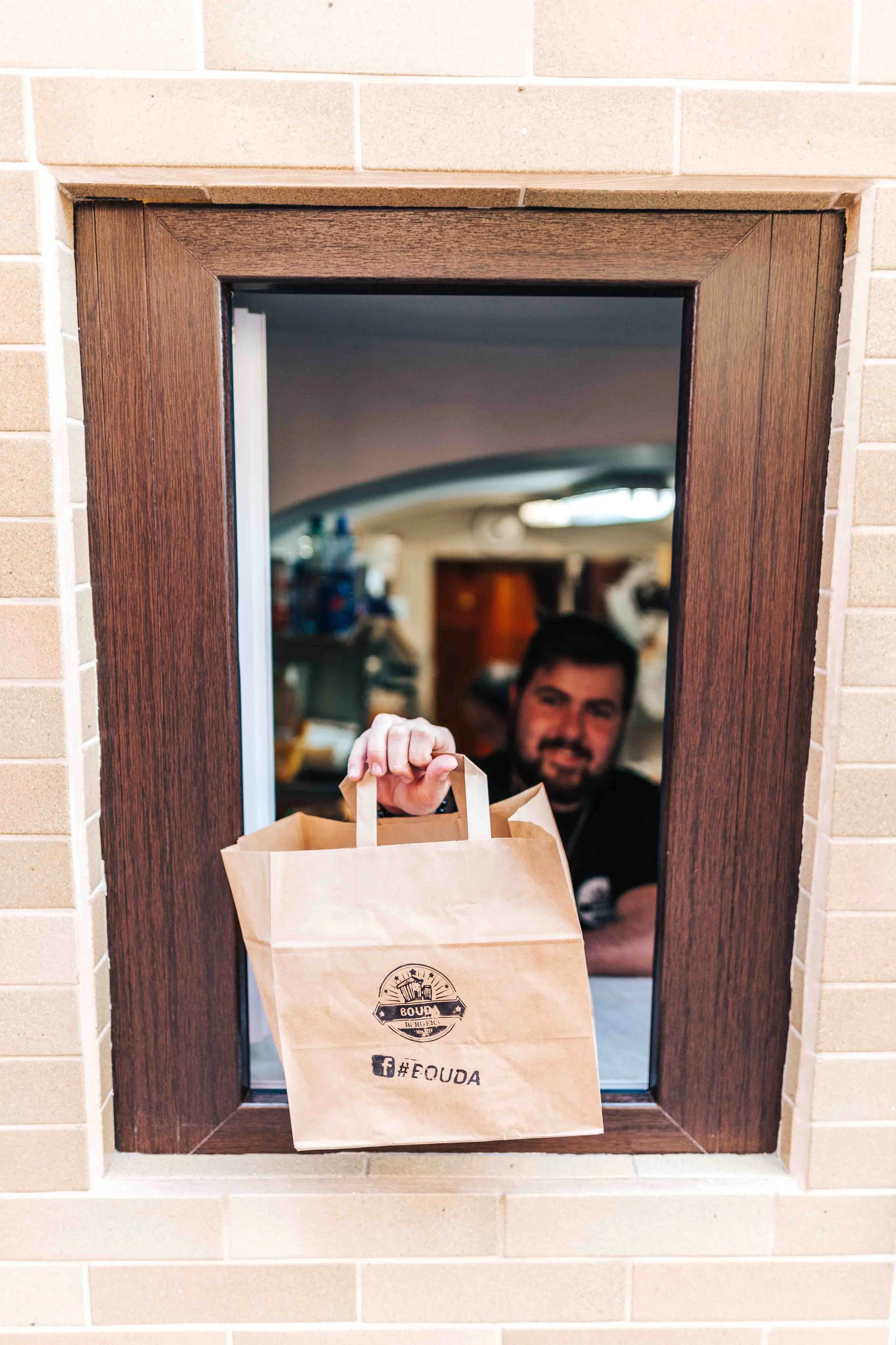 Burger menu: 100% hovězí z českého chovu, americká BBQ omáčka, hranolky i nápoj, 2 pobočky