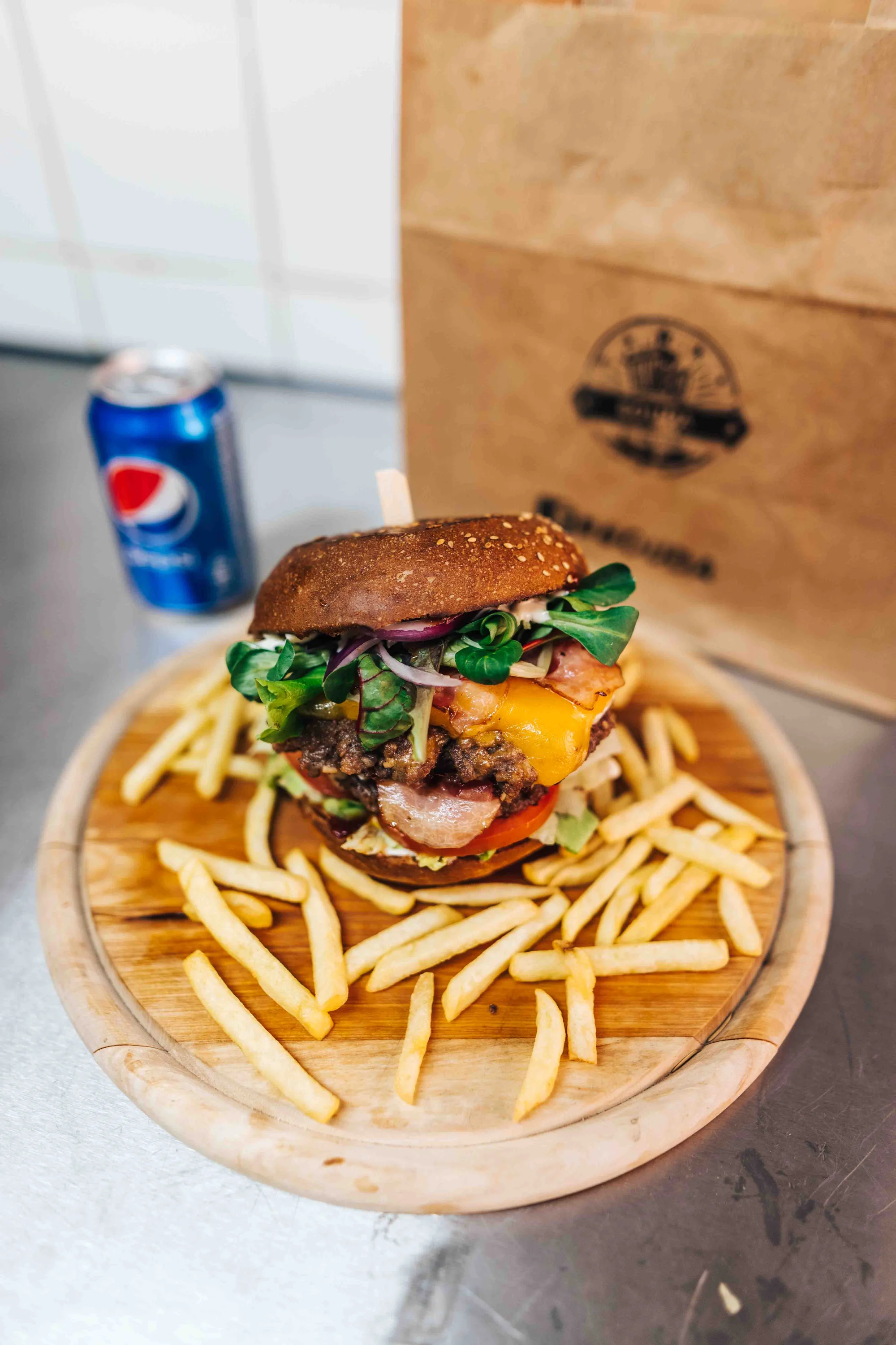 Burger menu: 100% hovězí z českého chovu, americká BBQ omáčka, hranolky i nápoj, 2 pobočky