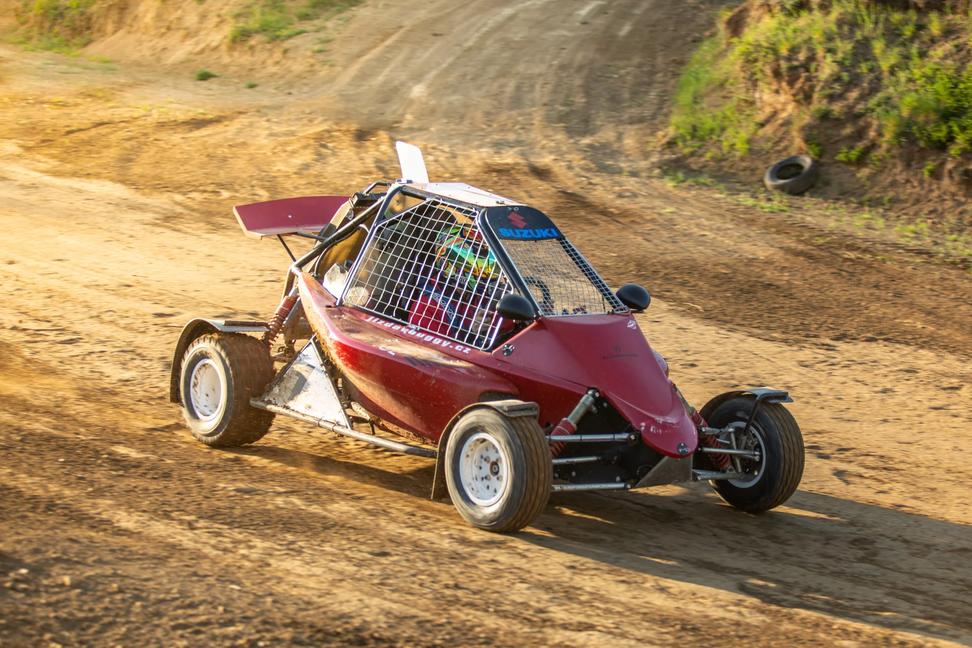 Jízda ve speciálně upravené závodní buggy: 3 až 10 kol na uzavřené trati