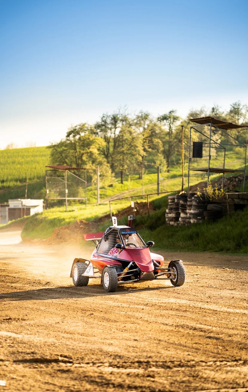 Jízda ve speciálně upravené závodní buggy: 3 až 10 kol na uzavřené trati