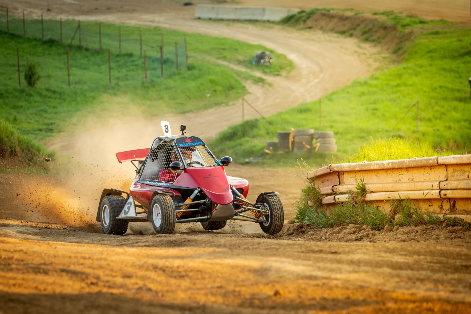 Jízda ve speciálně upravené závodní buggy: 3 až 10 kol na uzavřené trati