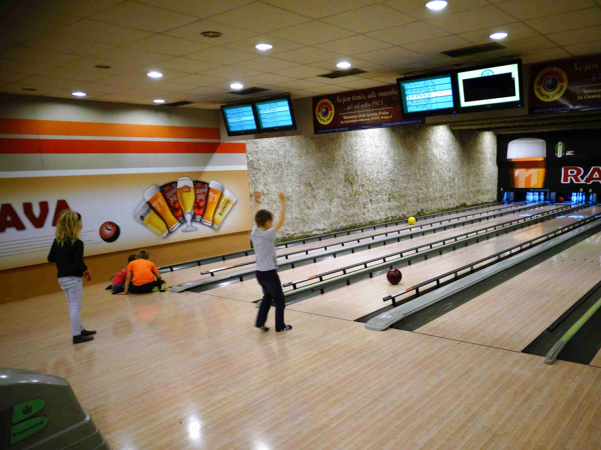 Hoďte to tam: hodina bowlingu s přáteli a 4 piva nebo točené limonády