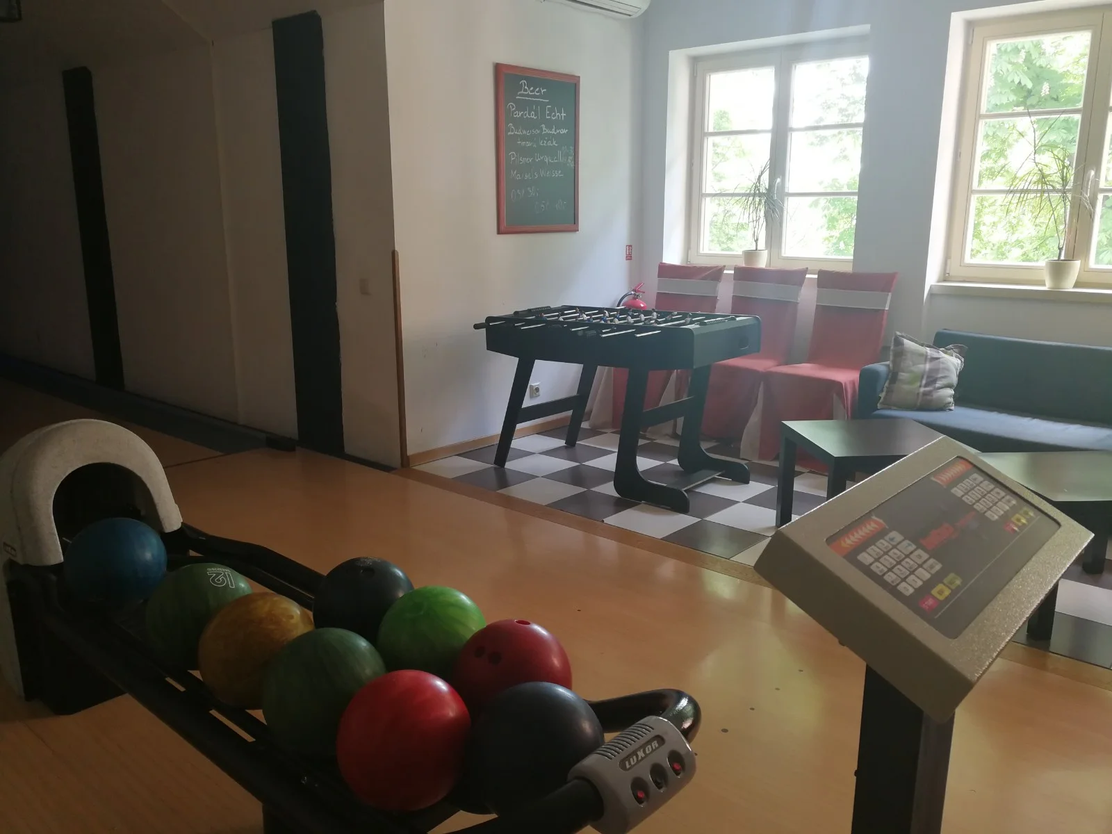 Hodina bowlingu až pro 8 osob a marinovaná žebra v hotelové restauraci