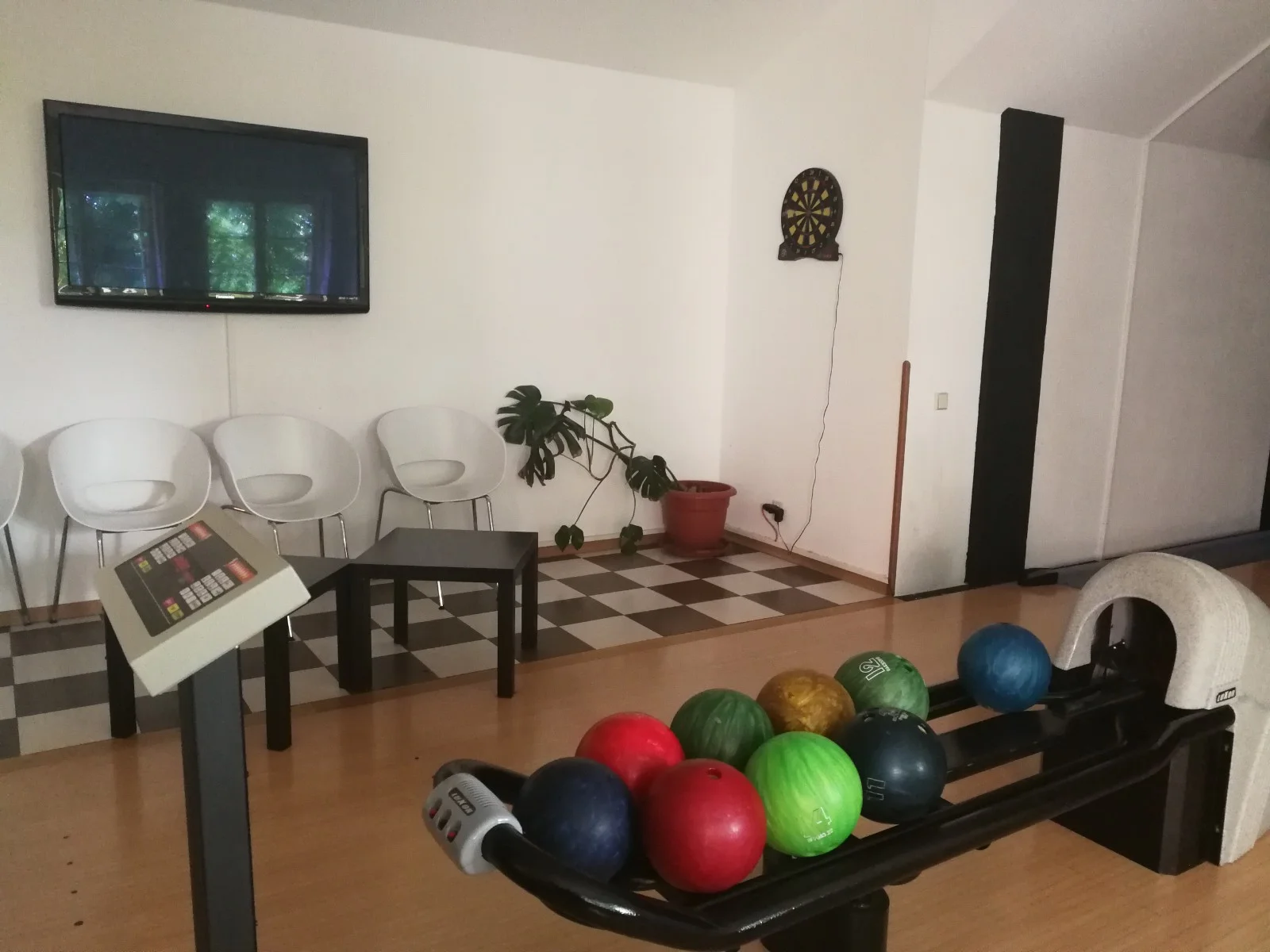 Hodina bowlingu až pro 8 osob a marinovaná žebra v hotelové restauraci