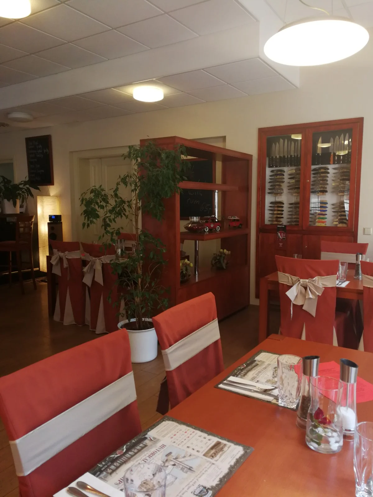 Hodina bowlingu až pro 8 osob a marinovaná žebra v hotelové restauraci