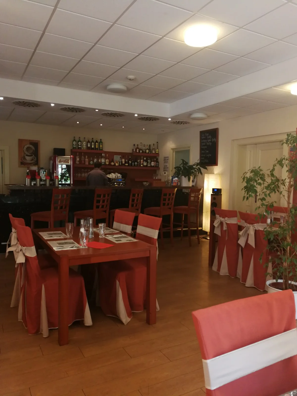 Hodina bowlingu až pro 8 osob a marinovaná žebra v hotelové restauraci