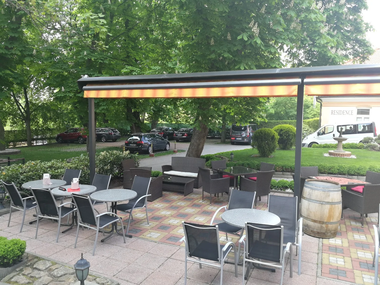 Hodina bowlingu až pro 8 osob a marinovaná žebra v hotelové restauraci