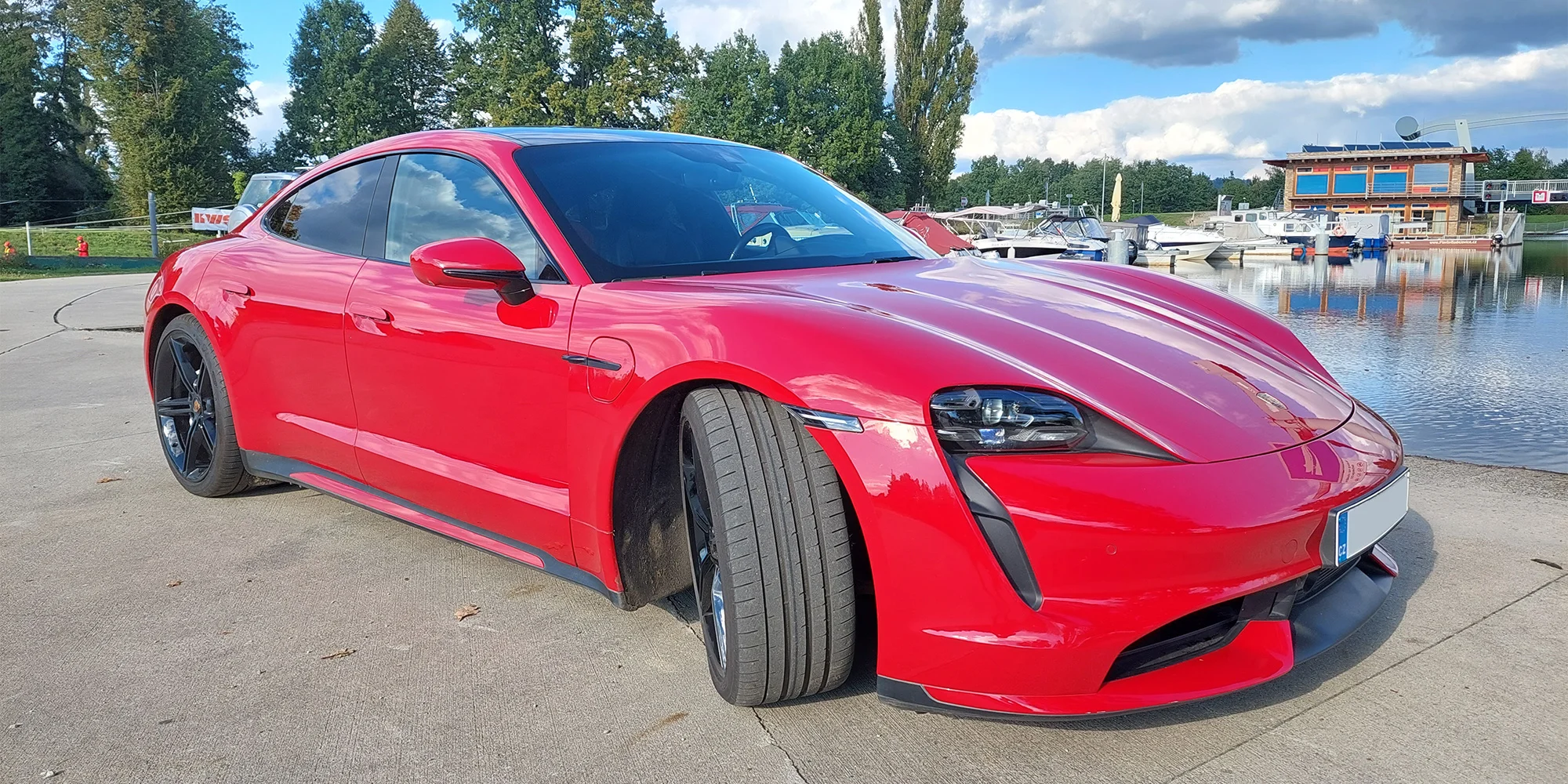 Sedněte za volant elektro Porsche Taycan Turbo