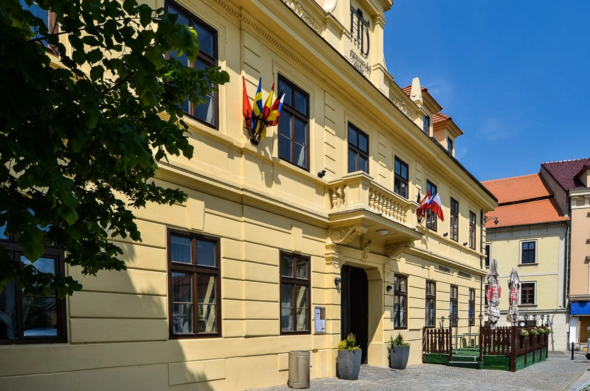 Bylinná koupel, sauna, wellness i čtyřchodová večeře s vínem pro 2 osoby