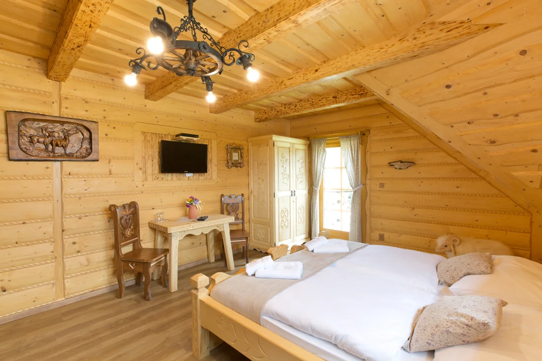 Pobyt v tradiční kolibě na Oravě: polopenze, wellness i pivní koupel