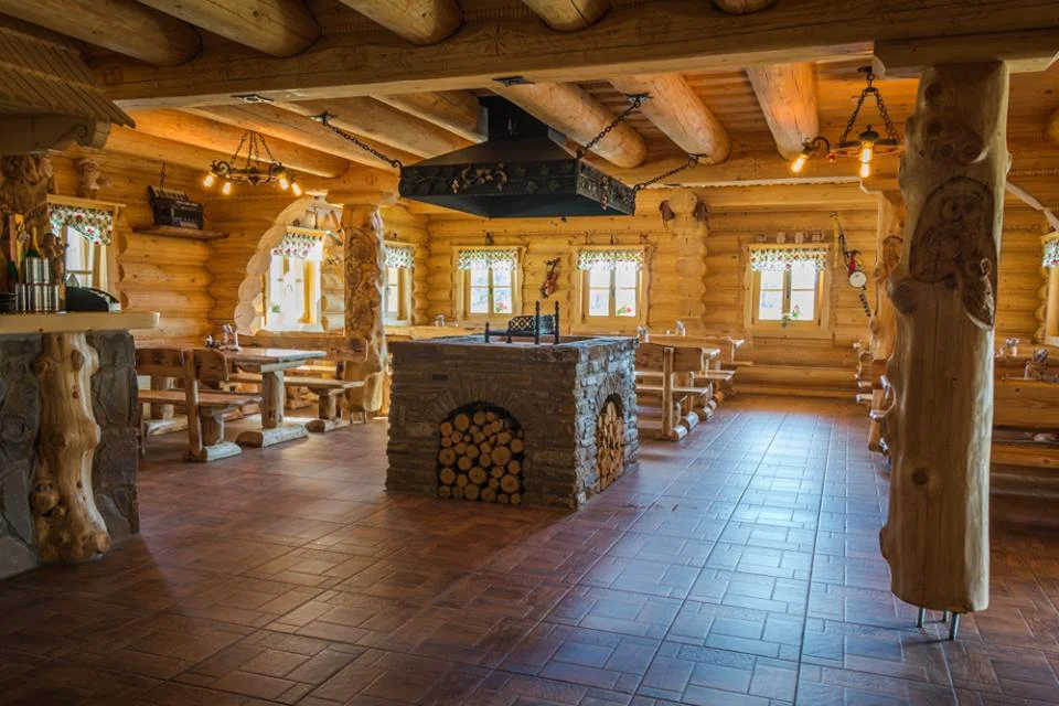 Pobyt v tradiční kolibě na Oravě: polopenze, wellness i pivní koupel