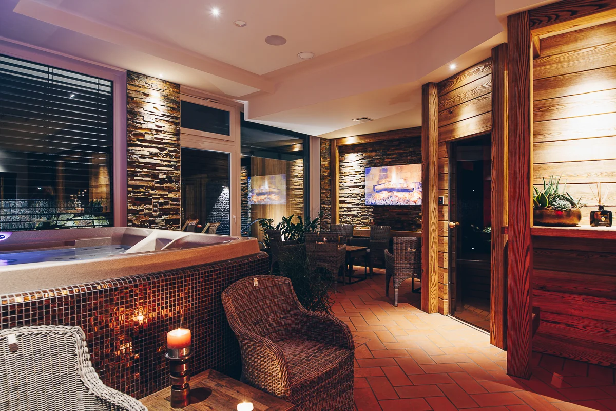 Vstup do veřejného či privátního wellness až pro 4 osoby: vířivka, sauna i prosecco