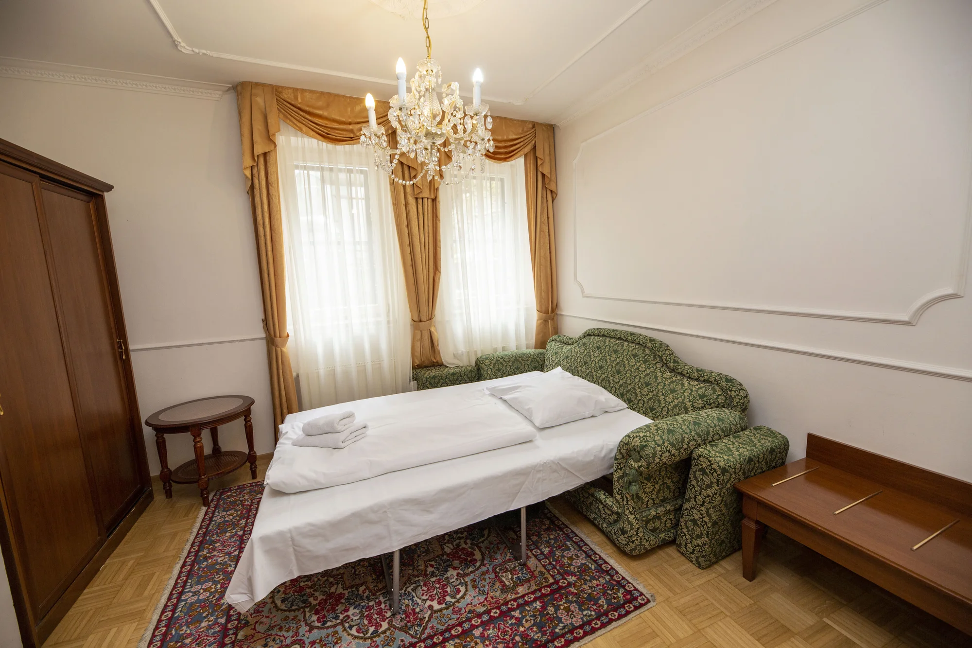 Elegantní hotel na kolonádě ve Varech: snídaně i večeře a vstup do lázní