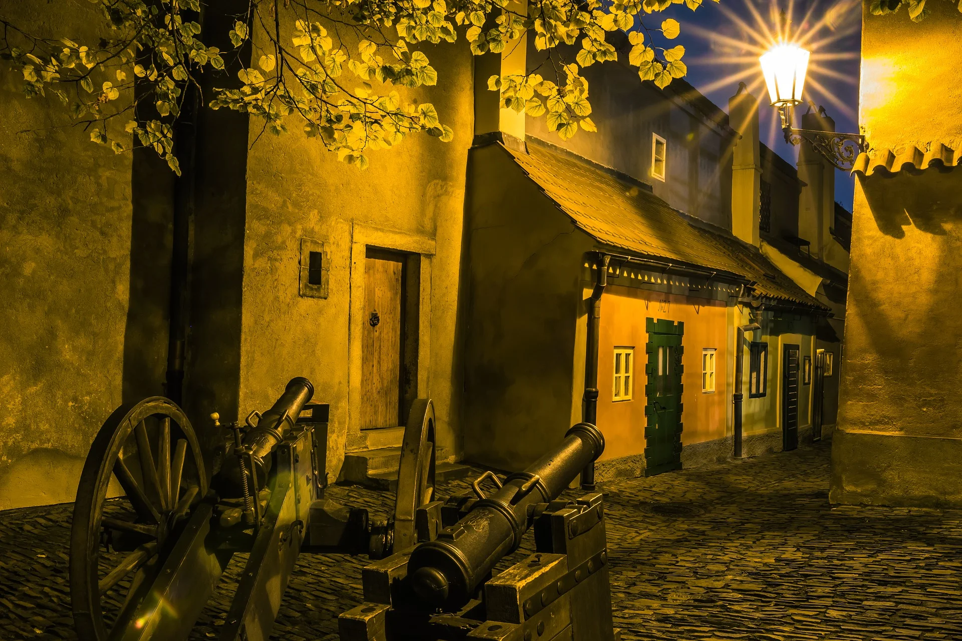 Komentované vycházky Prahou s průvodcem pro 1-2 os: Nový Svět, Vyšehrad i Kampa