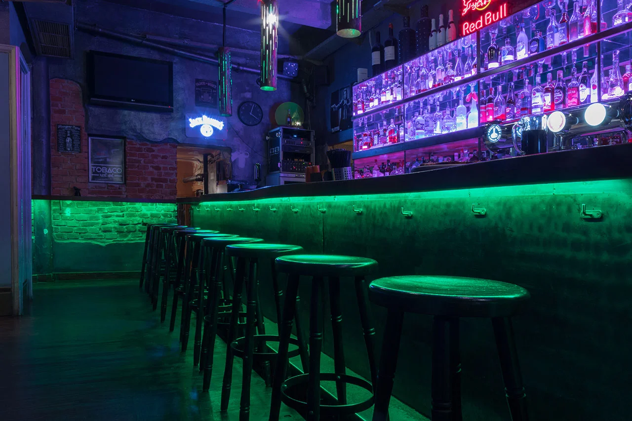 Večer s vodní dýmkou a drinky pro 2 nebo 4 osoby v podolském baru re.start