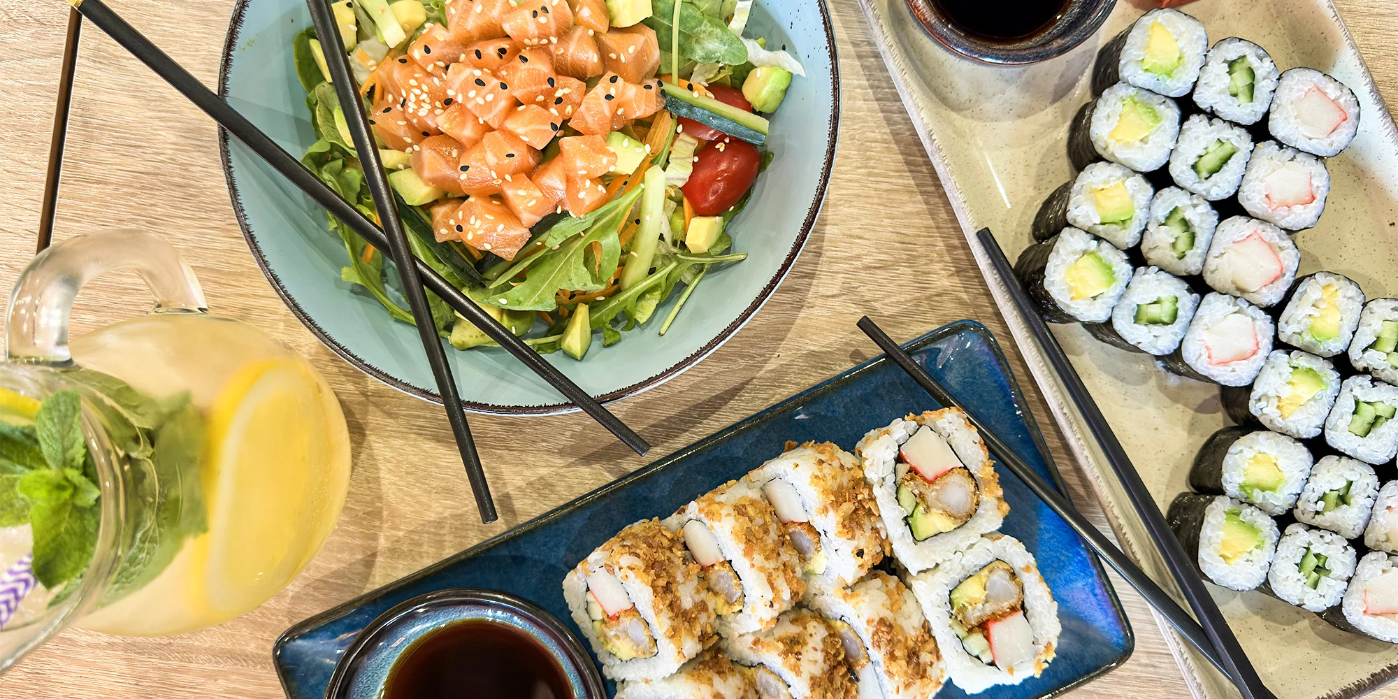Sushi sety s onigiri, lososovým salátem i limonádou