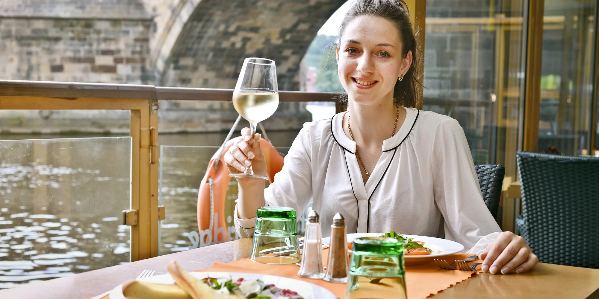 Otevřený voucher na 700–2 500 Kč na cokoliv v restauraci s výhledem na Karlův most