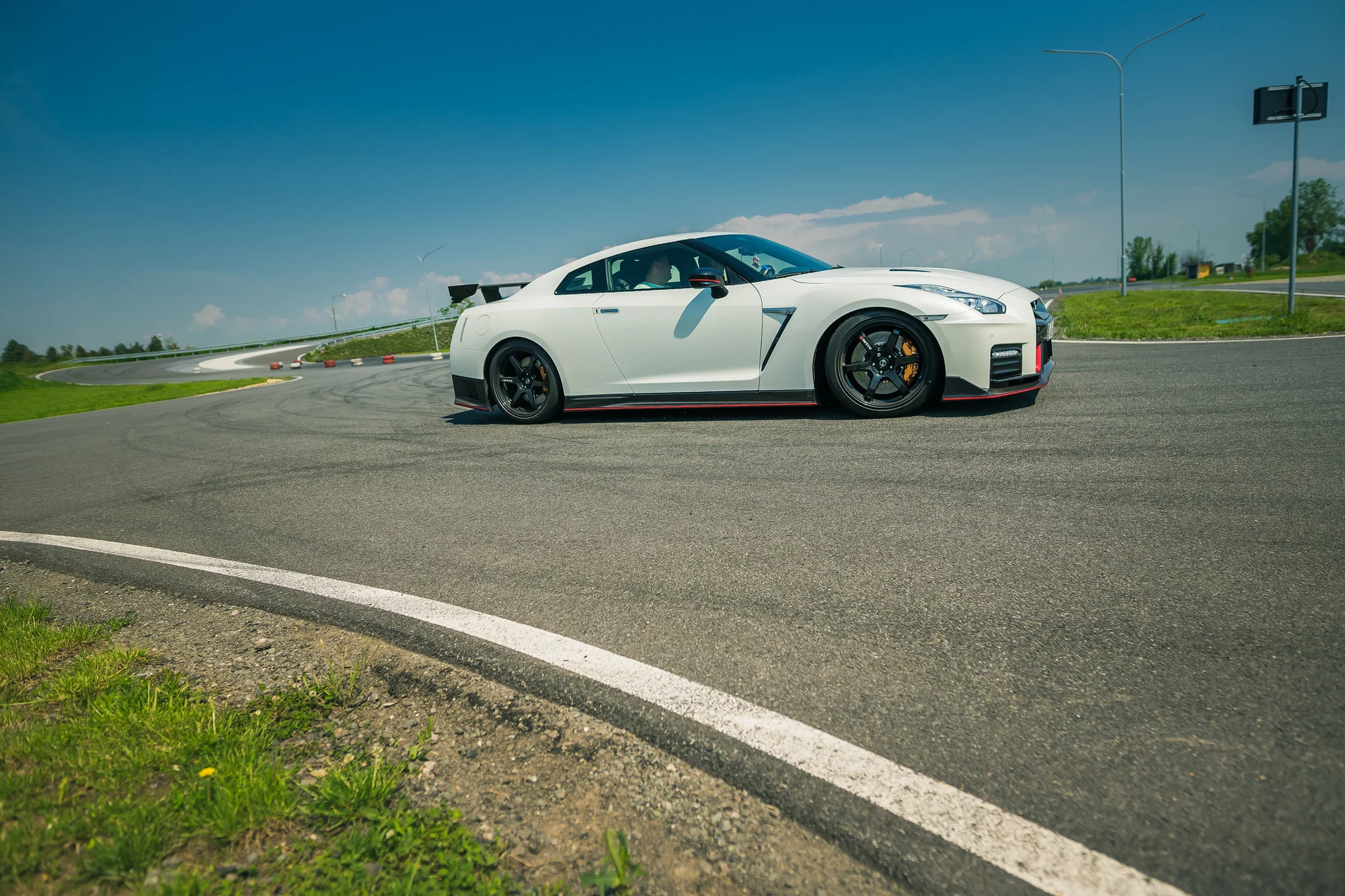 Jízda ve Ferrari, Lamborghini, Porsche, Chevroletu, Nissanu i speed taxi a na závodním simulátoru ve virtuální realitě