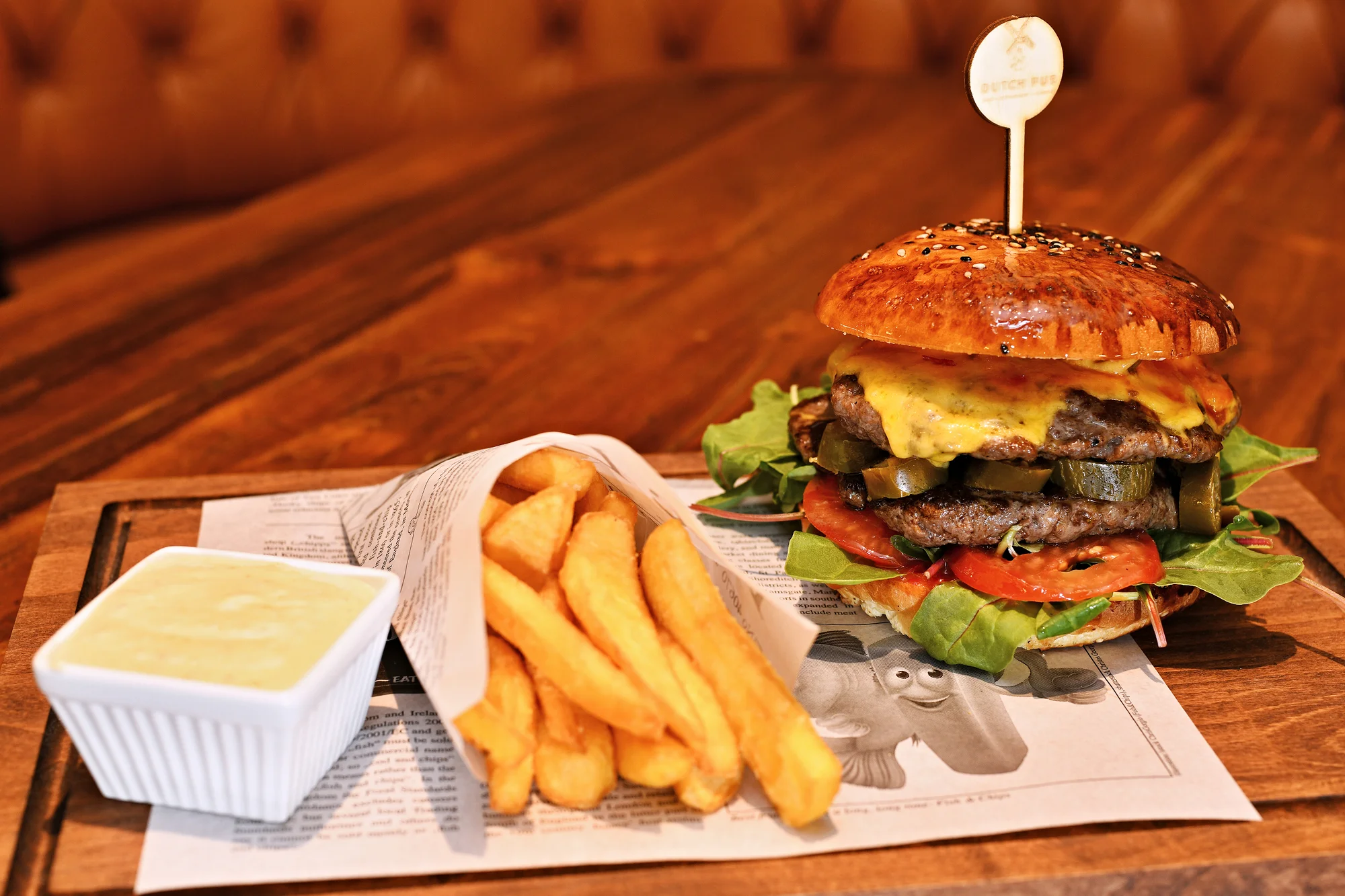 Burger velikosti M s 400 g hovězího masa a hranolky v The Dutch Pub
