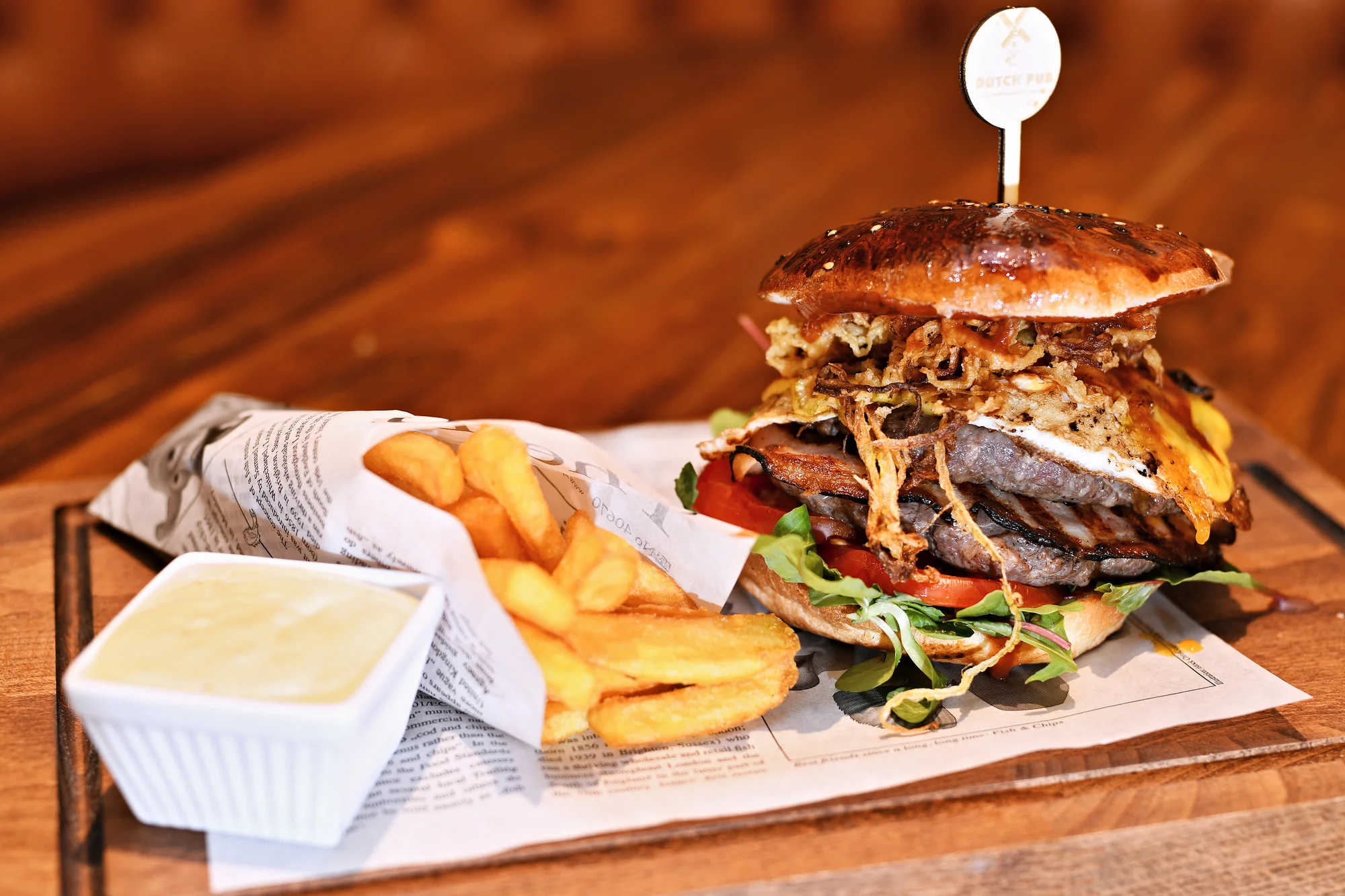Burger velikosti M s 400 g hovězího masa a hranolky v The Dutch Pub