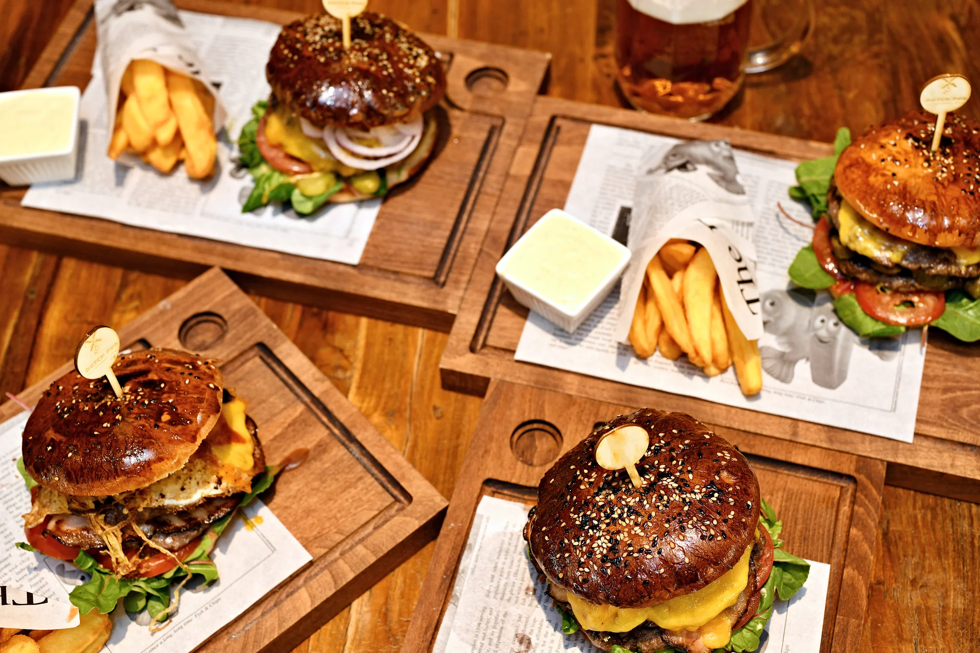 Burger velikosti M s 400 g hovězího masa a hranolky v The Dutch Pub