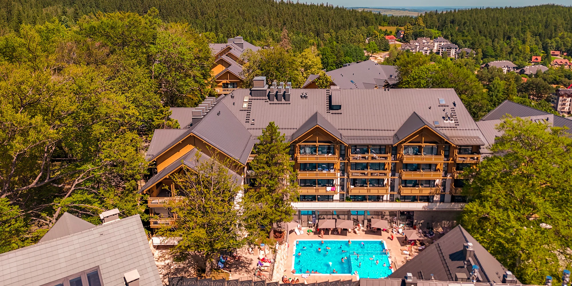 Resort v polských Jizerkách u lanovky, s wellness a aquaparkem i akce 2 děti…