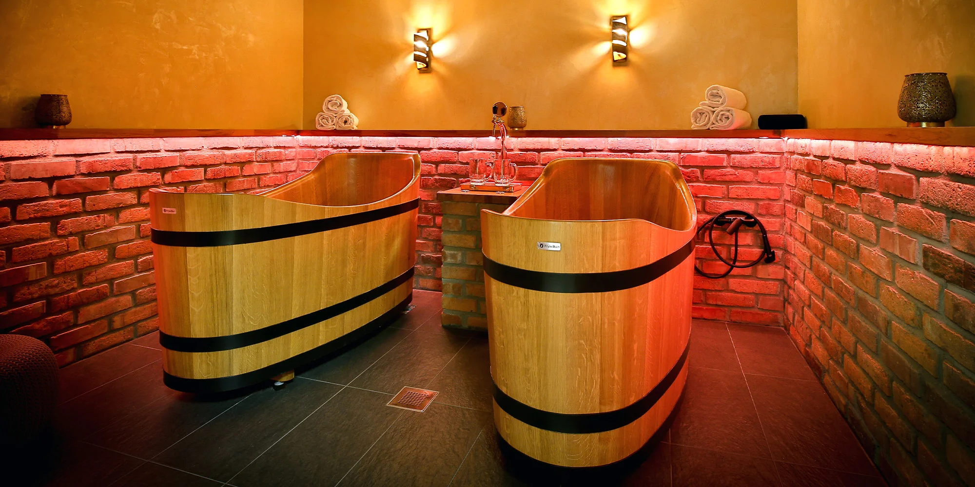 Privátní pivní či vinná lázeň, sauna a bazén i pivo či víno pro 2