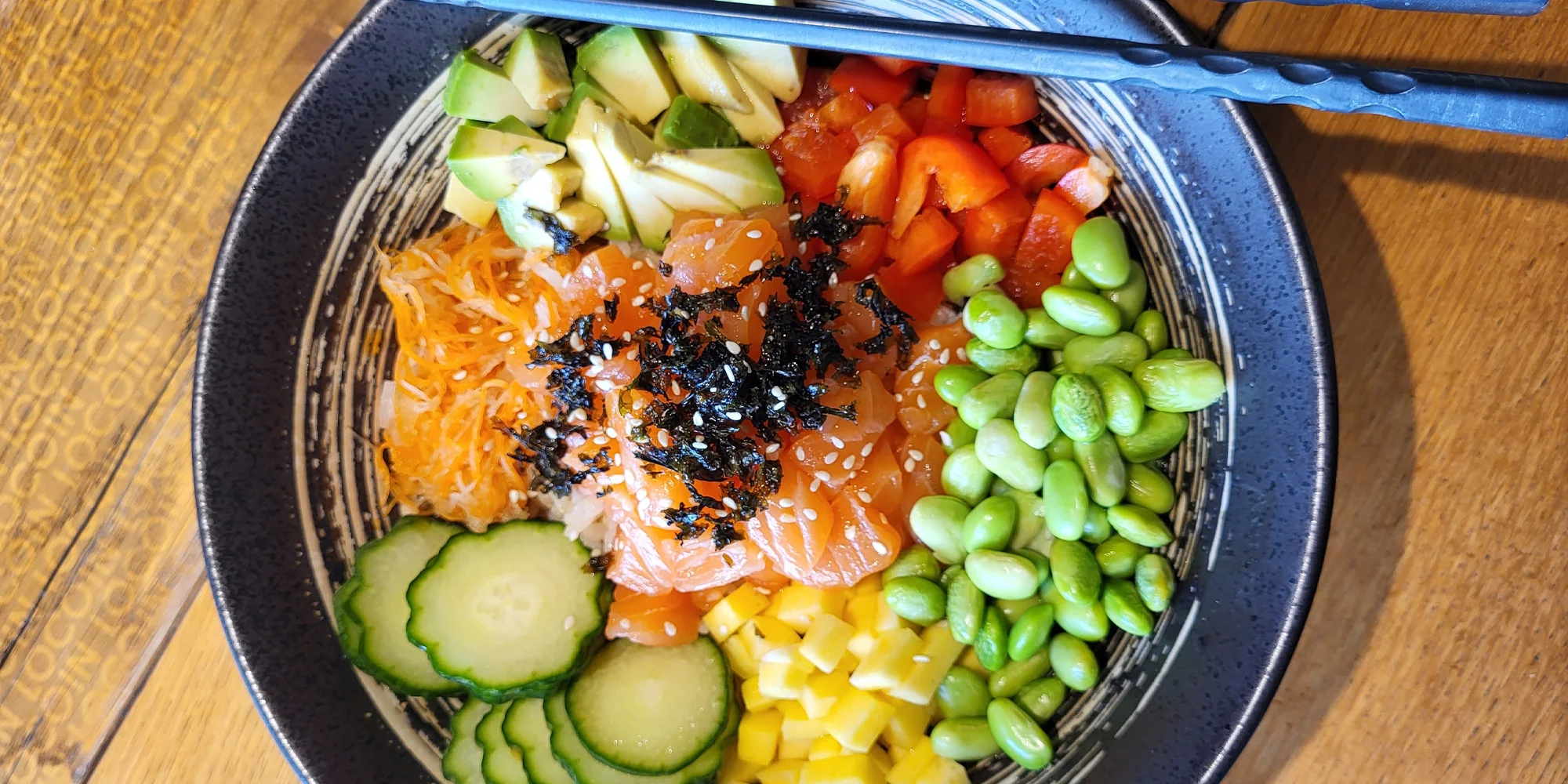 Poke bowl pro 1–2 osoby: vege i masové a rybí verze