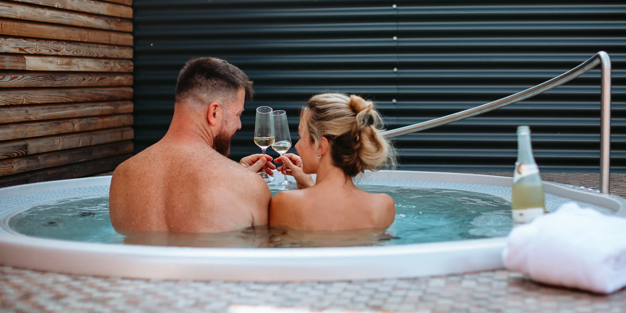 Privátní střešní wellness s vířivkou, saunou i lahví sektu