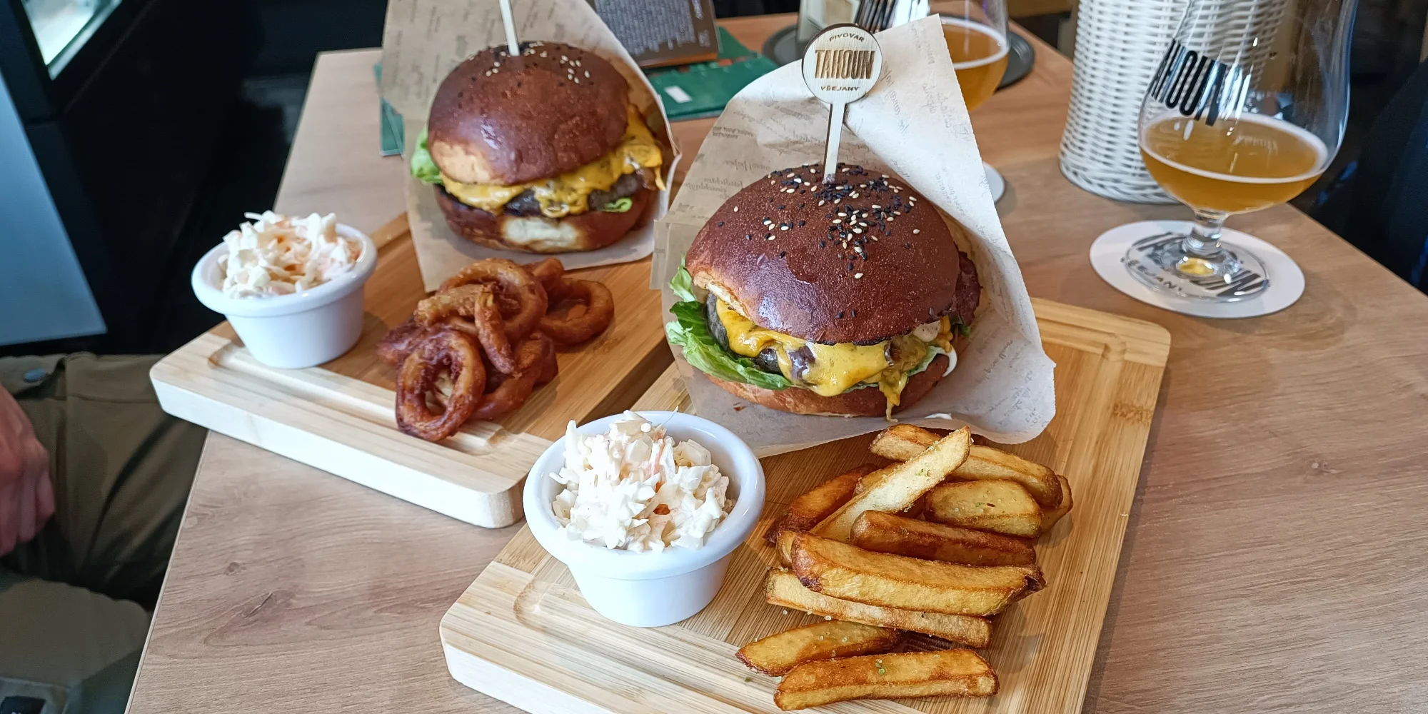Burger s hranolky či cibulovými kroužky, coleslaw a pivo