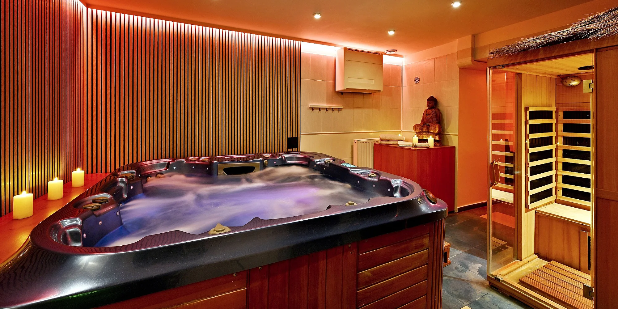 Soukromý relax pro 1 i 2 os.: sauna, vířivka, masáž i víno