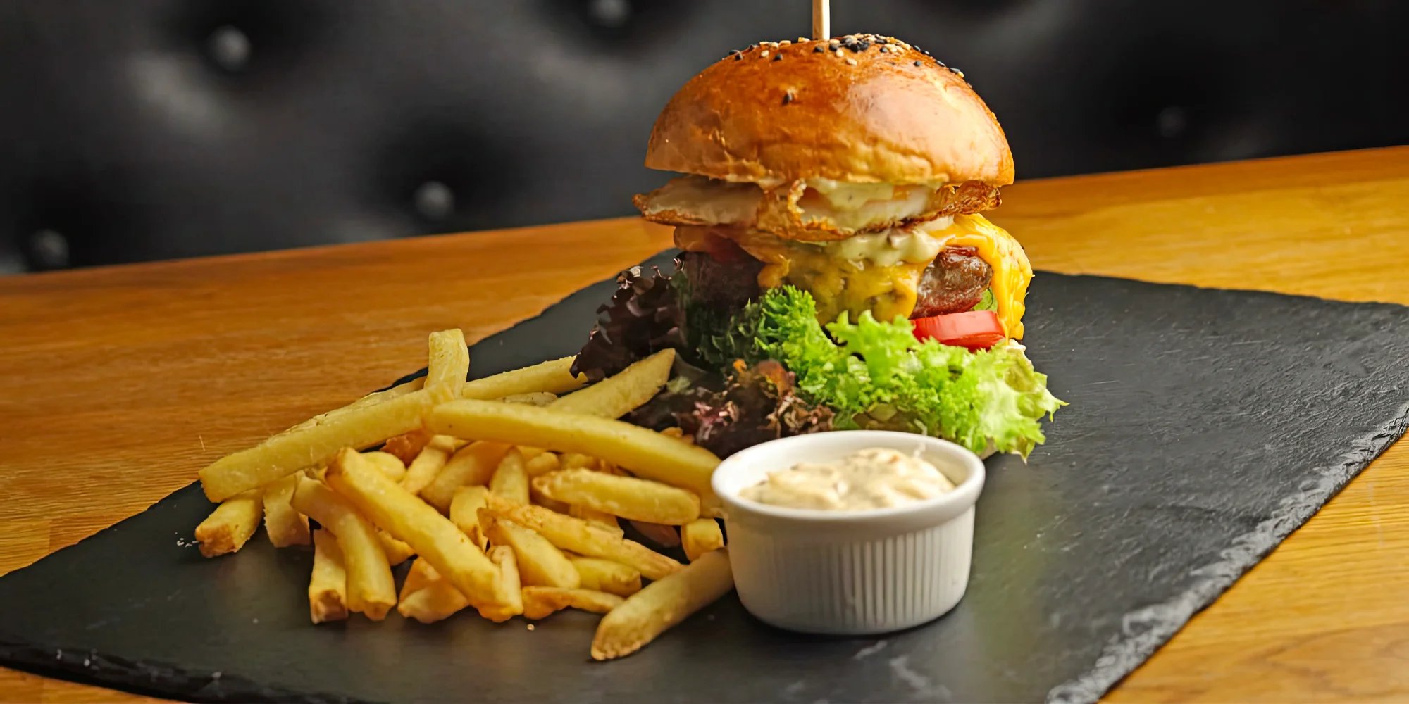 2x burger podle výběru s hranolkami