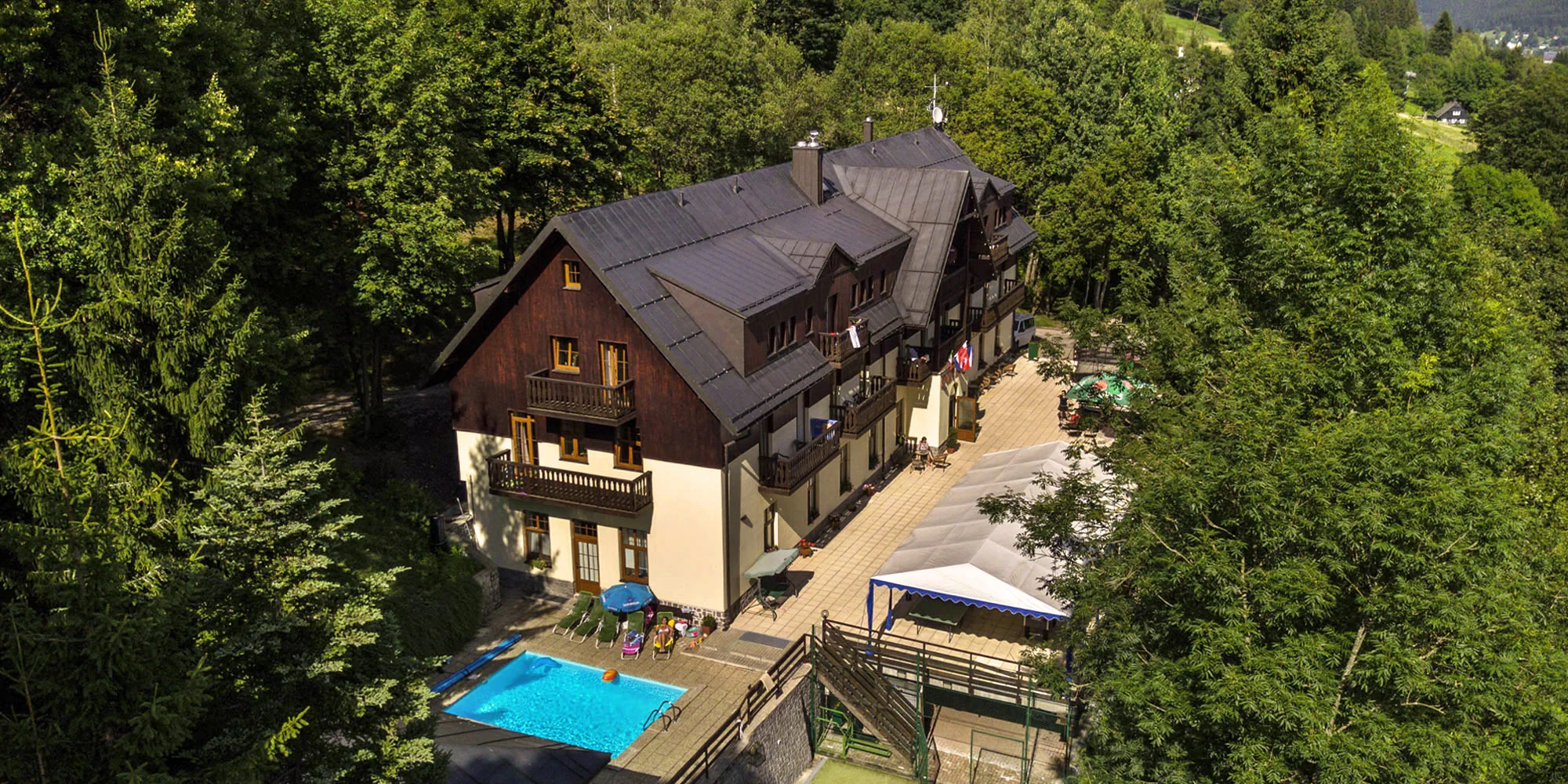 Švýcarská bouda: snídaně, hřiště a slevy na zážitky
