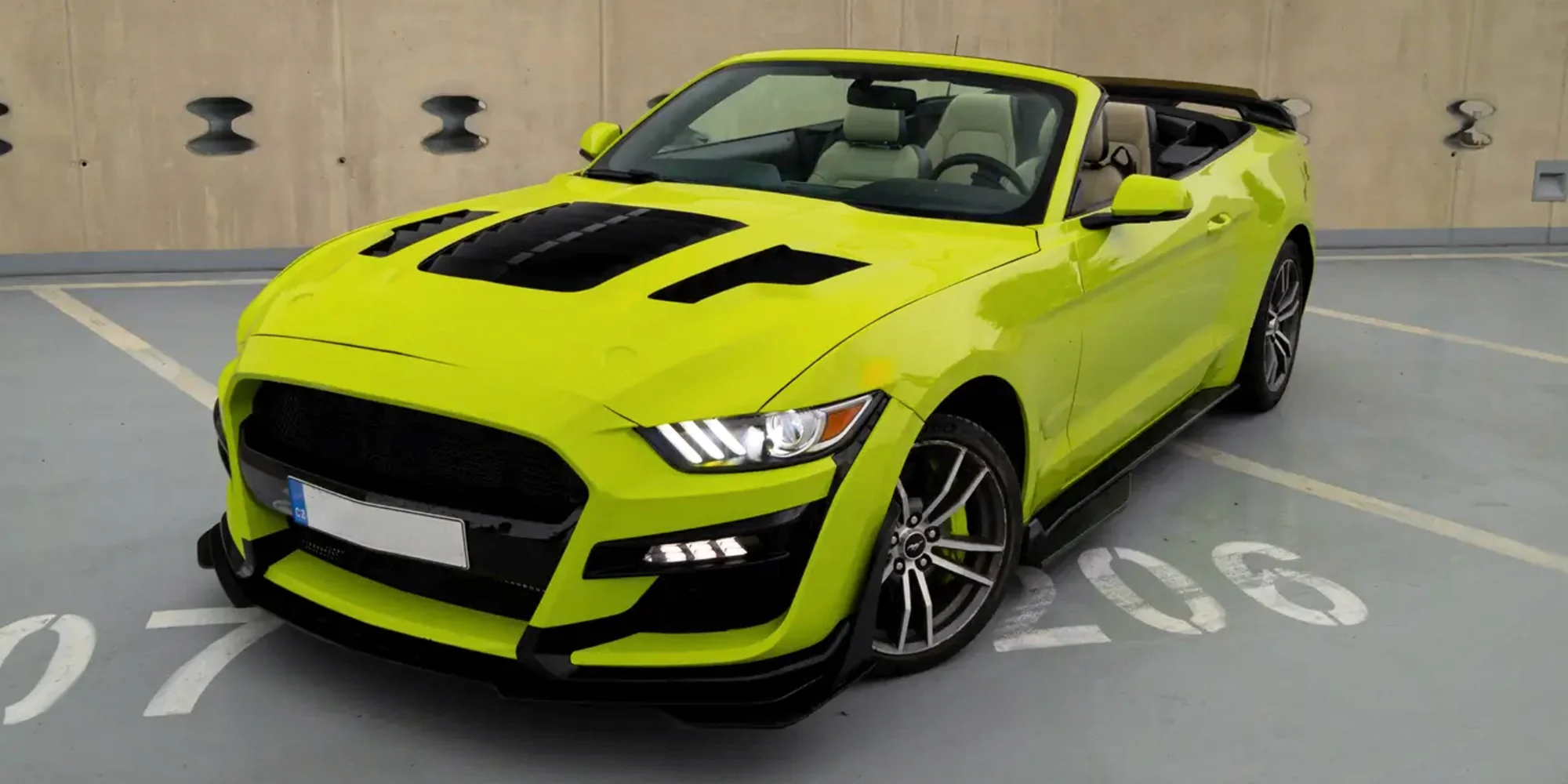 Řízení či spolujízda v Chevroletu Camaro Cabrio či Fordu Mustang GT