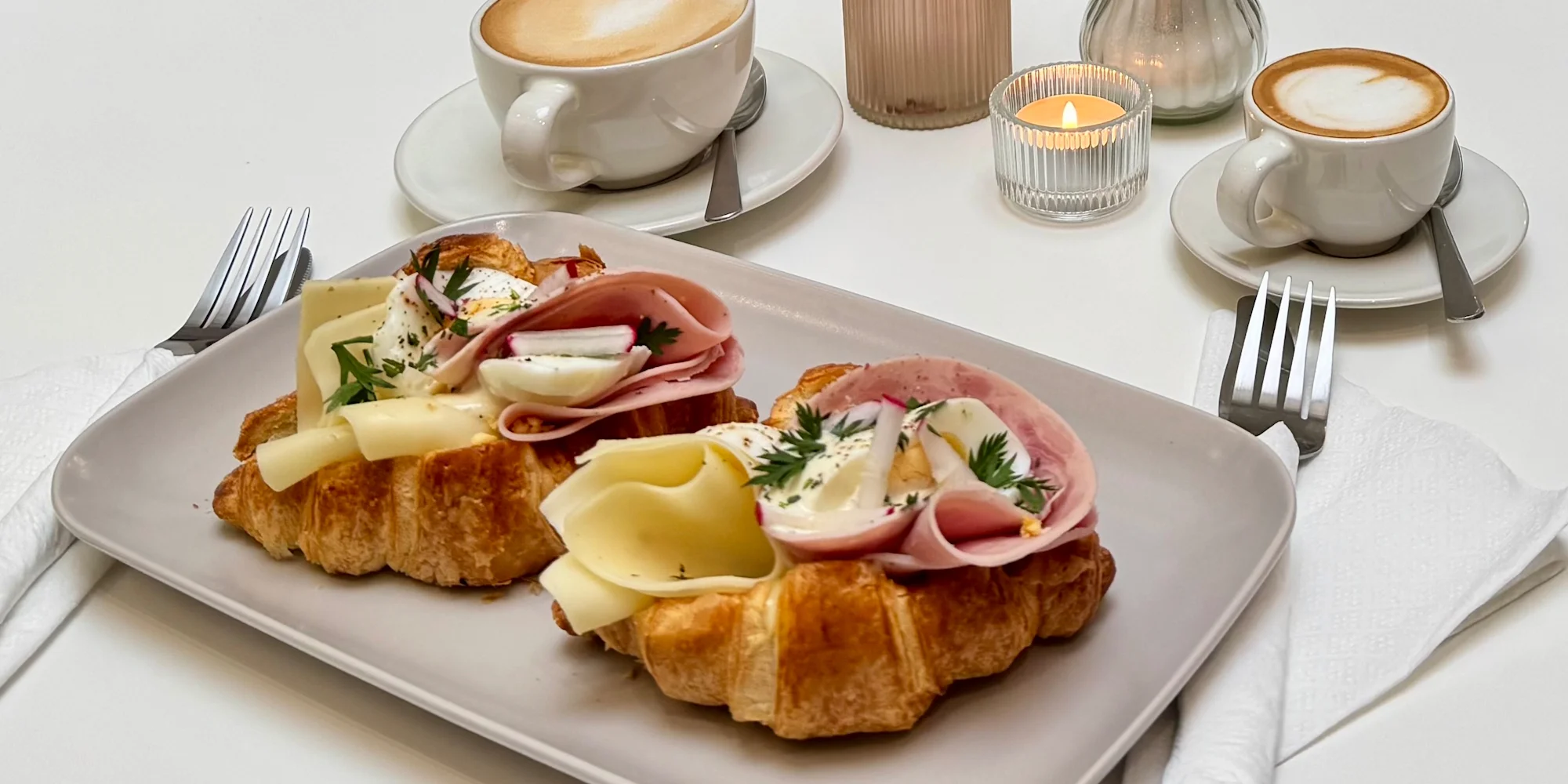 Posezení u Karlova mostu: croissant na slano s nápojem