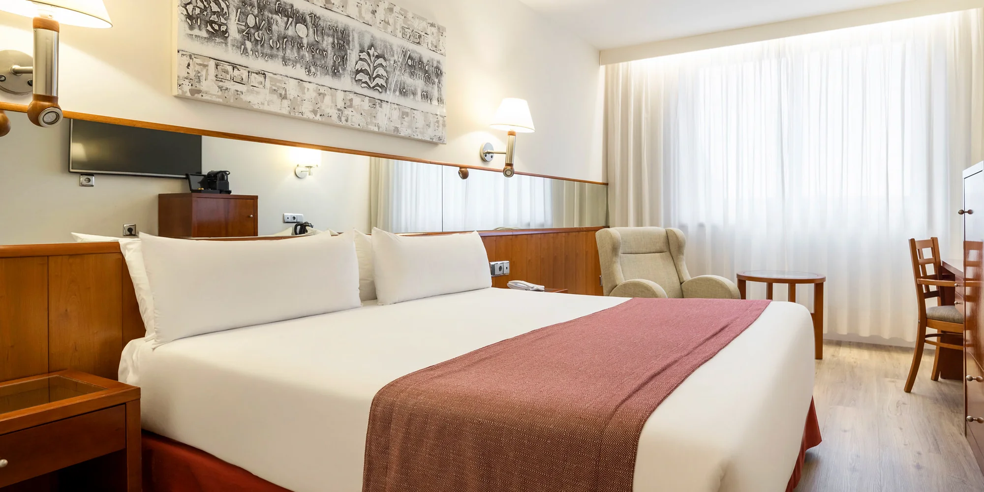 Barcelona: 4* hotel se střešním bazénem vč. snídaně