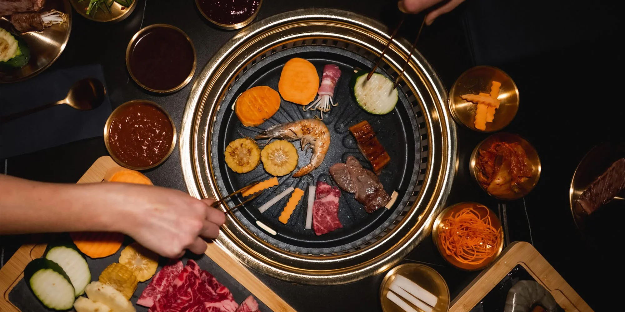 Asijské grilování přímo u stolu: Wagyu i mořské plody