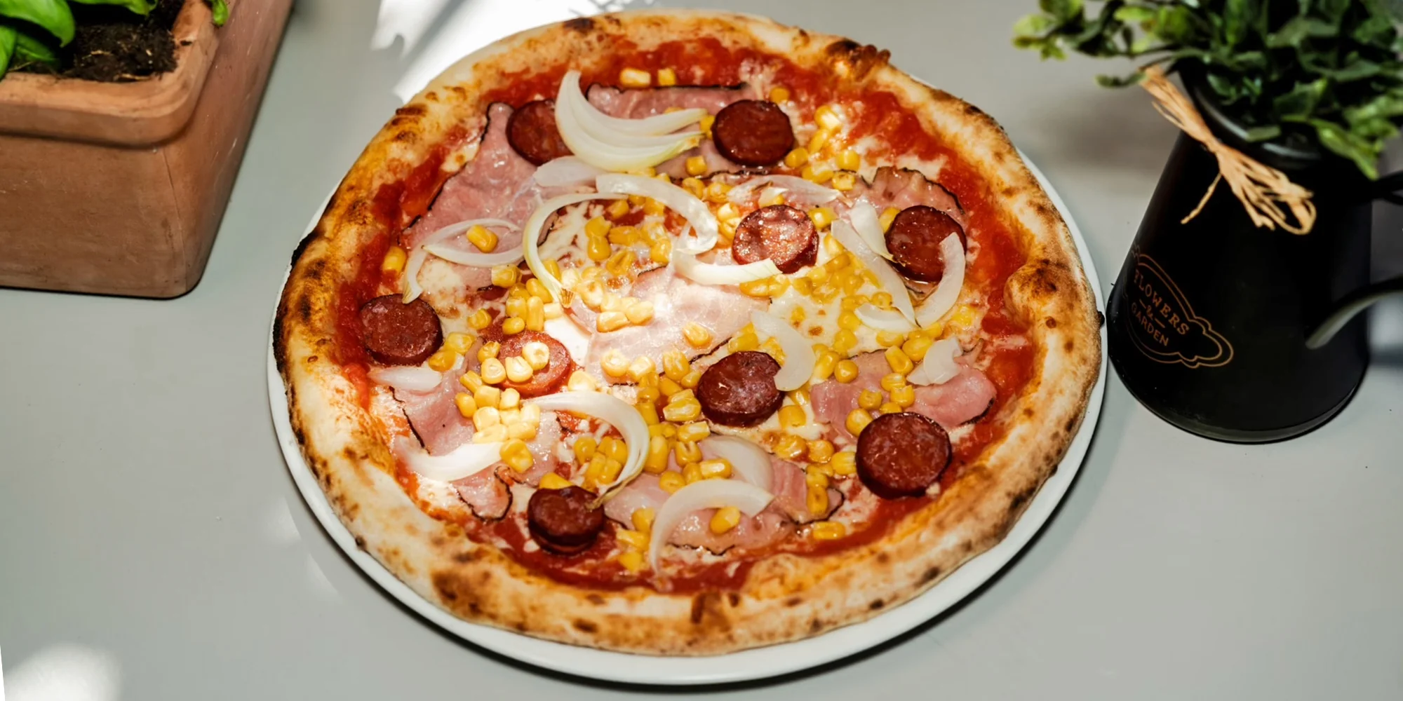 1 nebo 2 pizzy dle výběru: salámová, plněná i s ananasem
