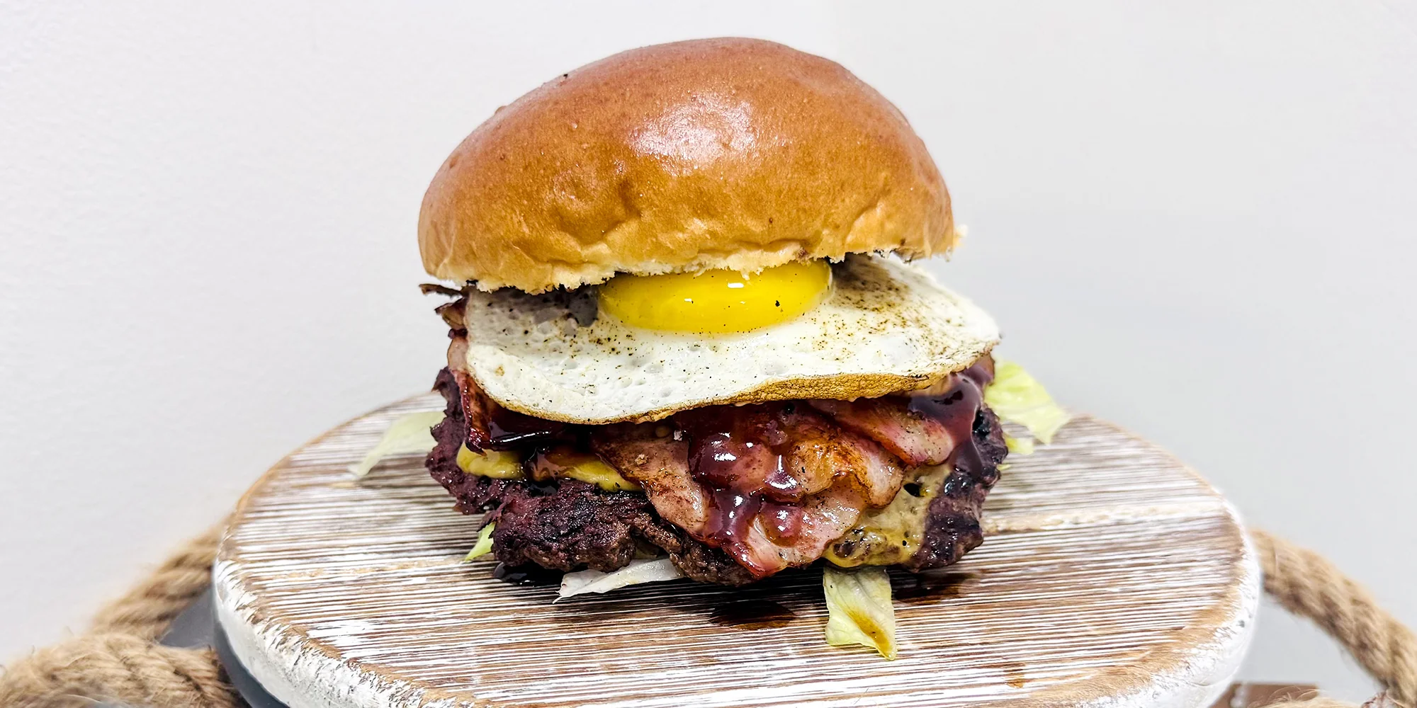 Burger podle výběru ze 3 druhů, hranolky a omáčka