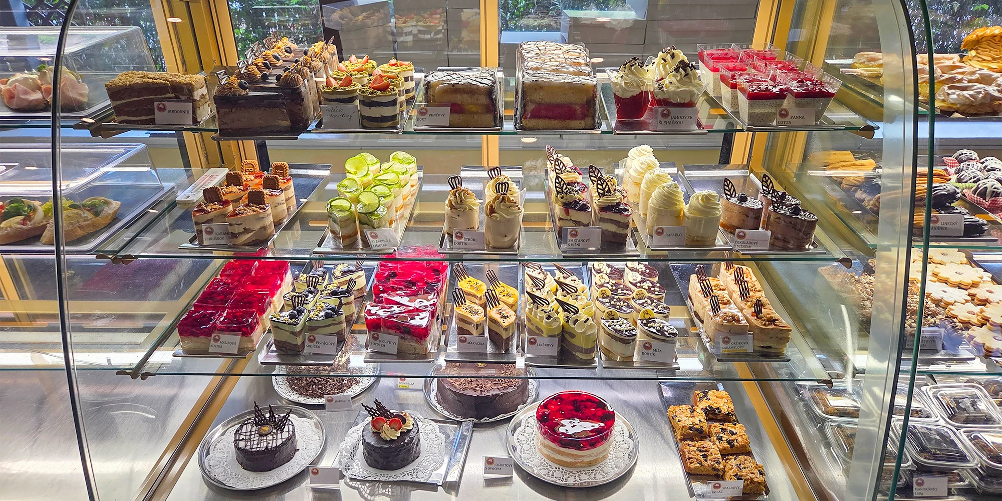 Kafe a zákusek dle výběru v měchenické cukrárně