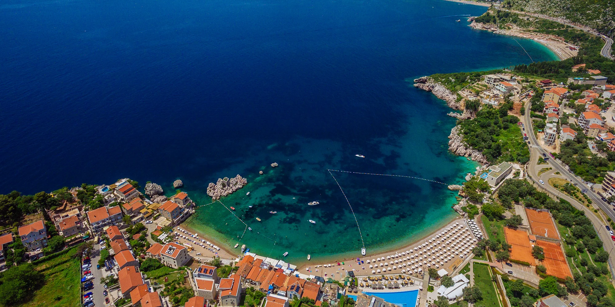 Sveti Stefan: apartmány s bazénem kousek od moře