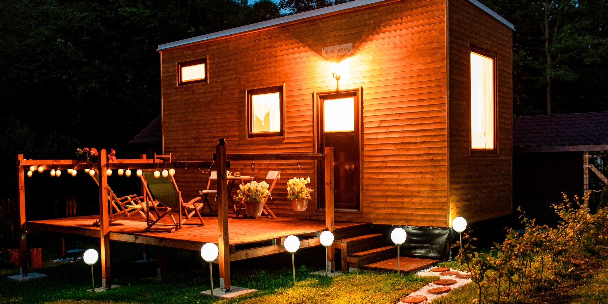 Vybavený tiny house: terasa, ohniště i snídaně v piknikovém koši