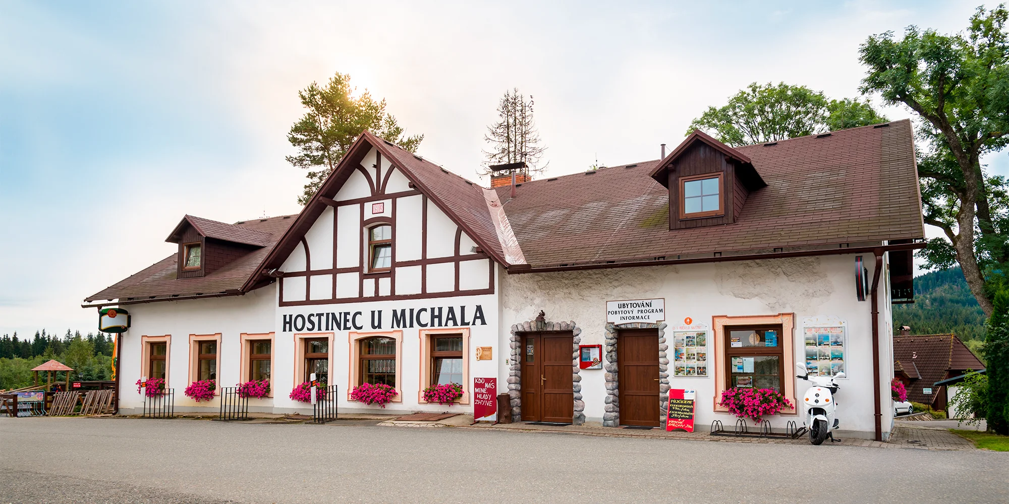 Příjemný penzion na Šumavě s jídlem a lahví vína