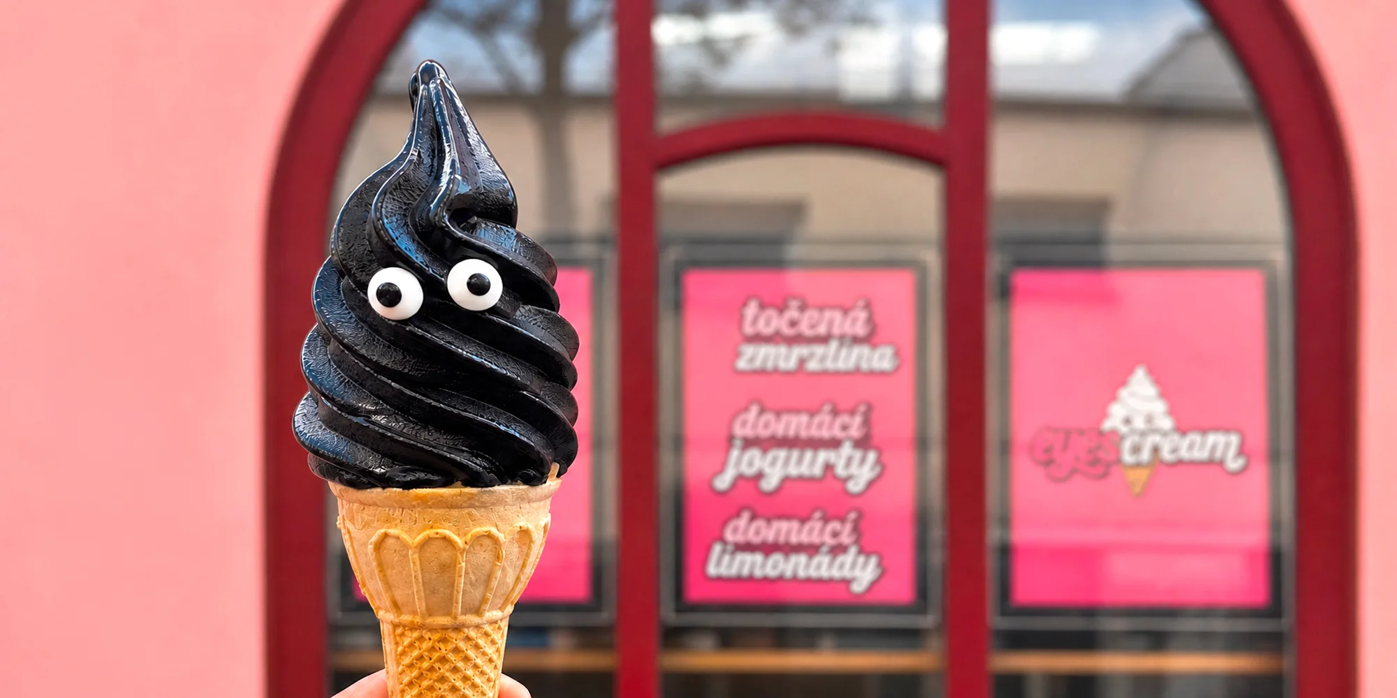 Velká točená zmrzlina s očima i s limonádou či frappé
